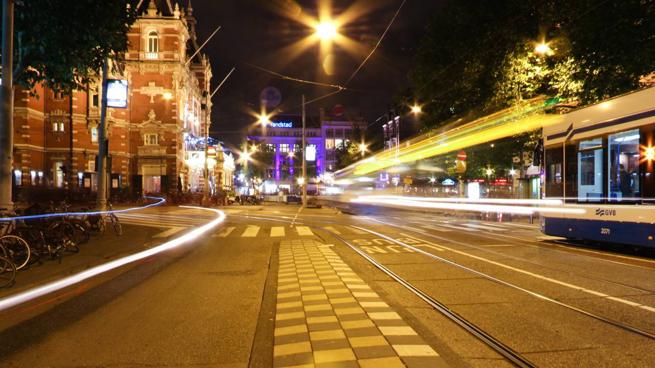 Praça em Amsterdã ganha fama pela cultura, pois o local de 1660 com seus teatros e cafés virou o ponto de encontro mais vibrante da Holanda