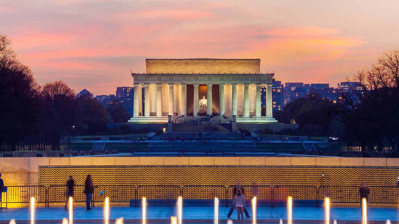 Com 36 colunas de mármore e a estátua de 5,8 metros de altura, o memorial de 1922 tornou-se o maior símbolo da liberdade e da democracia nos EUA