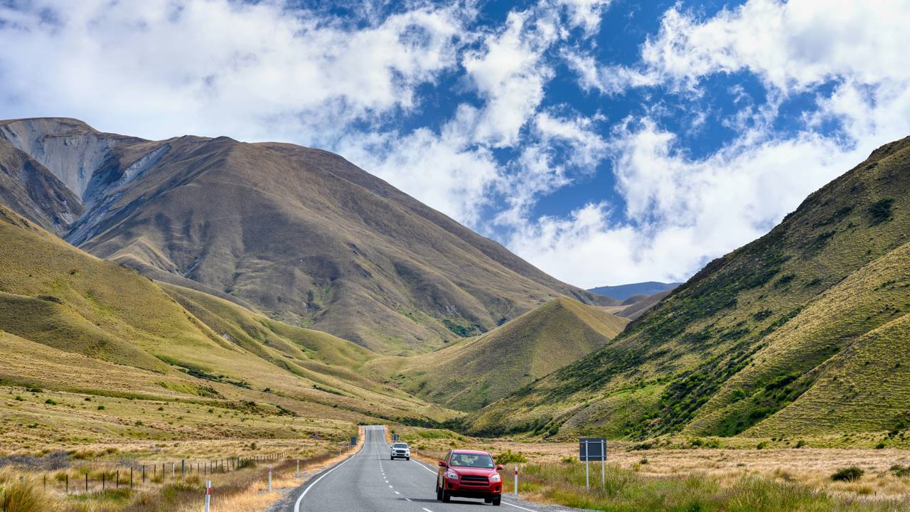 Estrada na Nova Zelândia ganha fama por suas colinas douradas, pois o trajeto a 971 m de altitude atravessa o maior campo de gramíneas do país