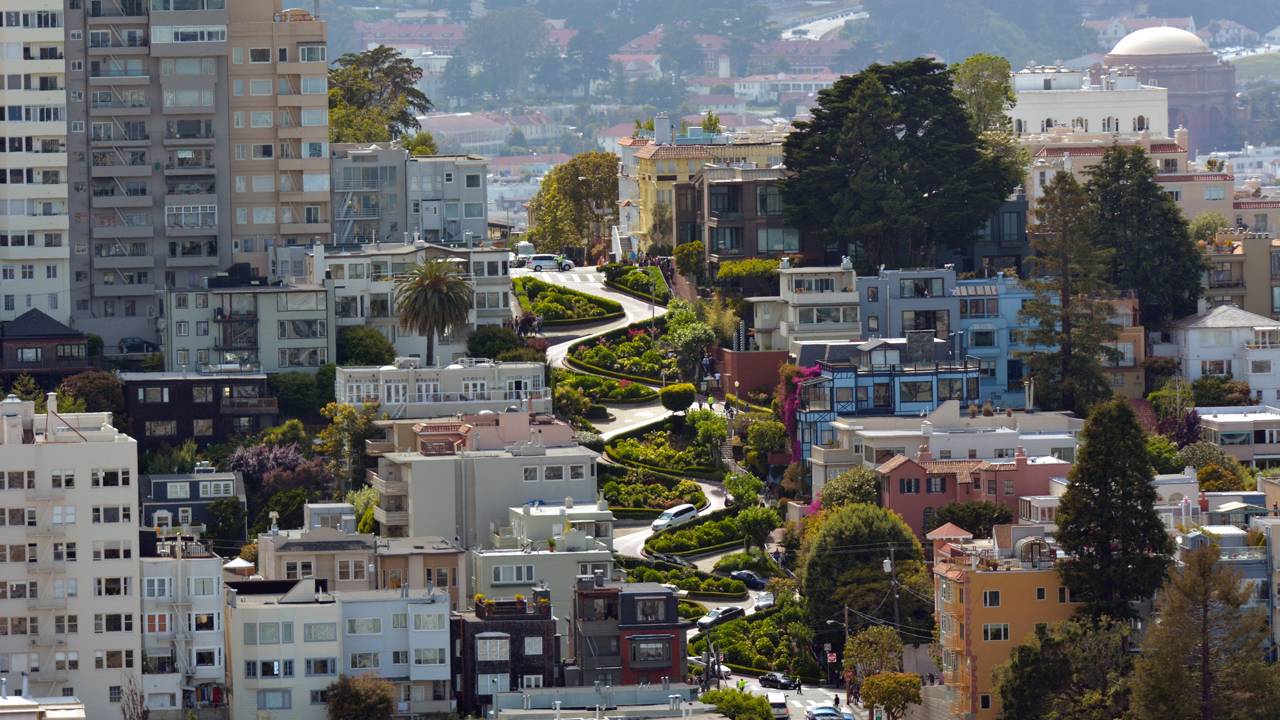 Rua em São Francisco ganha fama por suas 8 curvas, pois o trajeto de 180 metros de 1922 virou a rua mais sinuosa e florida de todos os Estados Unidos