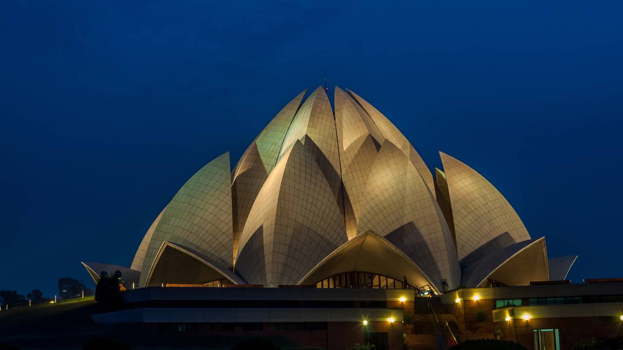 Com 27 pétalas de mármore branco e 40 metros de altura, a estrutura de 1986 tornou-se um marco da arquitetura e o templo mais visitado da Índia