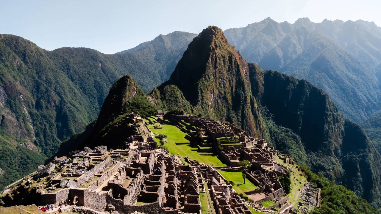 Situada a 2.430 metros de altitude e com 200 estruturas de pedra, a cidadela de Machu Picchu tornou-se o maior ícone do Império Inca e do Peru