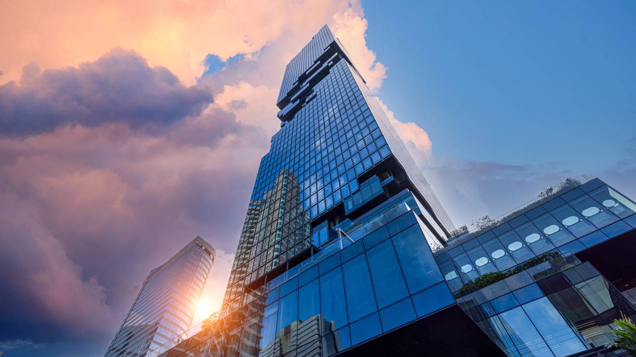 Com 314 metros de altura e uma fachada pixelada, o MahaNakhon de 2016 tornou-se o arranha-céu mais alto e icônico do horizonte da Tailândia