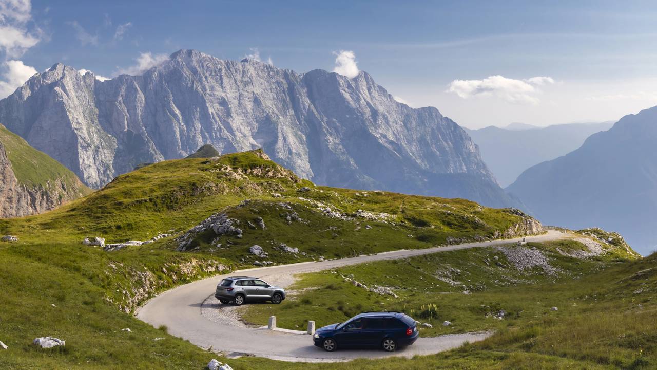 Rodovia na Suíça ganha fama por suas curvas a 2.066 m de altitude, pois o trajeto de 1897 une o norte ao sul através de cenários alpinos únicos