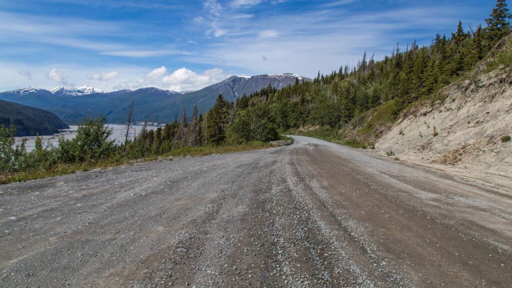 A rodovia no Alasca possui 97 km de cascalho bruto; cruzando o deserto gelado, ela é a rota mais isolada para o coração do parque nacional