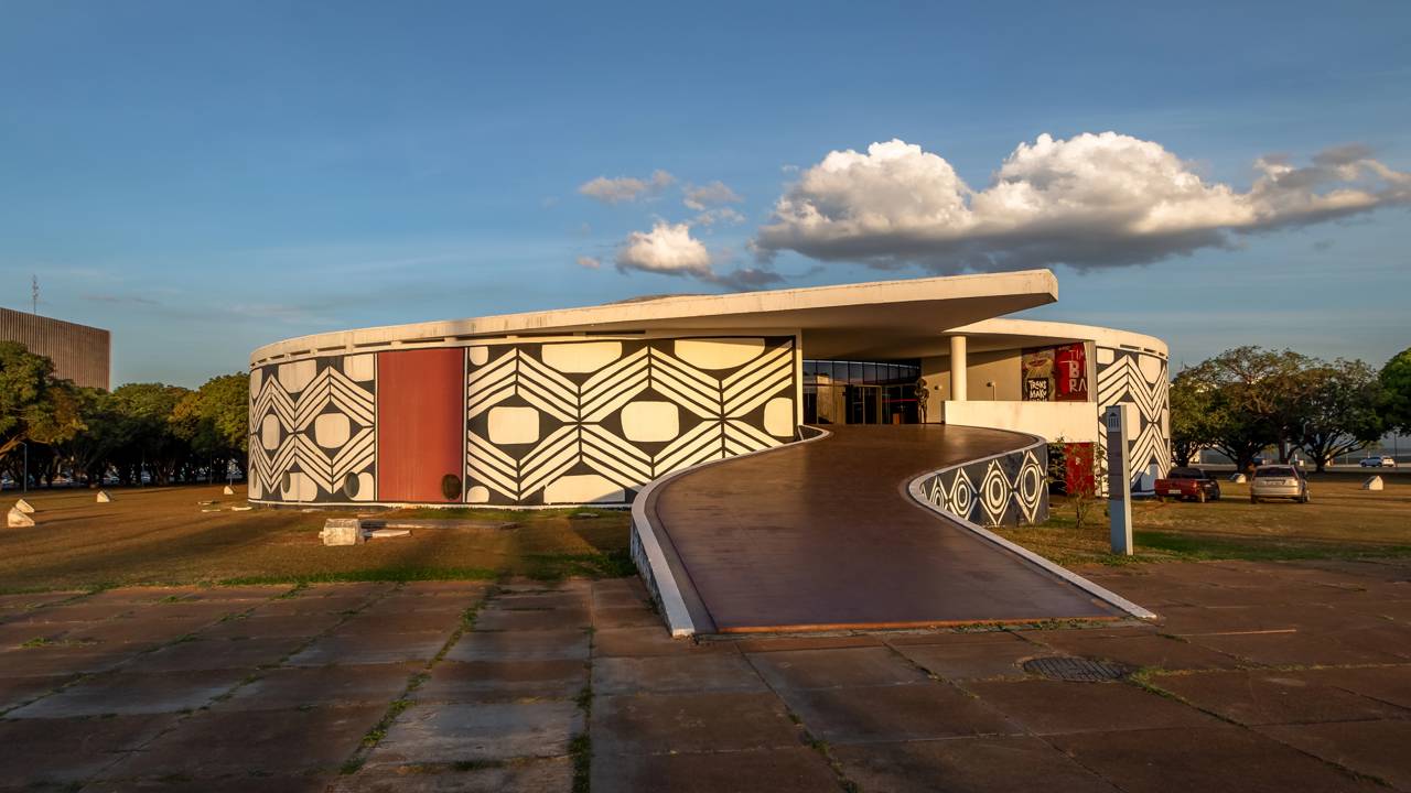 Com sua forma espiral de concreto e 2.900 metros quadrados de área, o memorial projetado por Niemeyer em 1987 tornou-se o maior centro da cultura nativa em Brasília