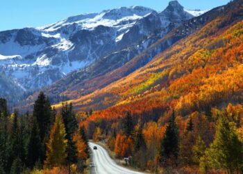 A rodovia no Colorado percorre 40 km de asfalto sem nenhuma proteção lateral; subindo a 3.358m de altitude, o trajeto desafia os motoristas