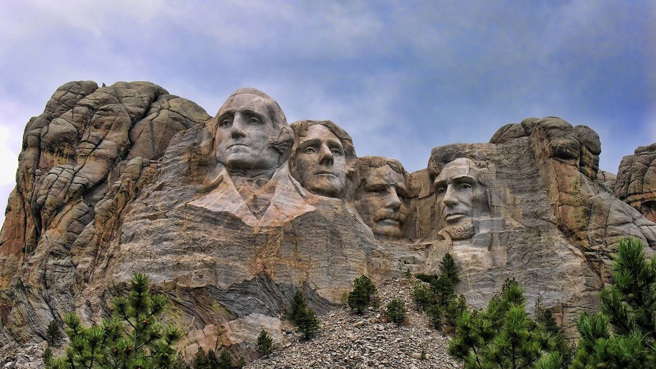 Com quatro rostos de 18 metros esculpidos em granito, o Monte Rushmore de 1941 tornou-se o maior monumento presidencial e ícone da história dos EUA
