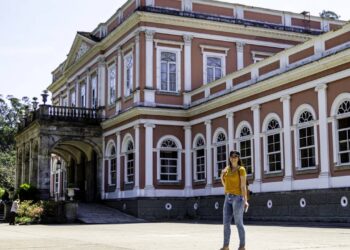 O clássico palácio neoclássico de 1862 que abriga um acervo de quase 300 mil itens históricos da antiga corte imperial em Petrópolis