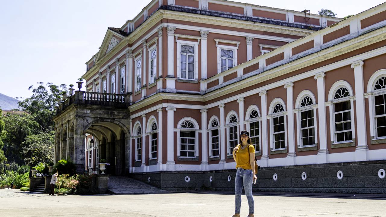 Com sua arquitetura de 1845 e jardins imperiais, o antigo palácio de Dom Pedro II tornou-se o museu histórico mais importante e visitado de Petrópolis