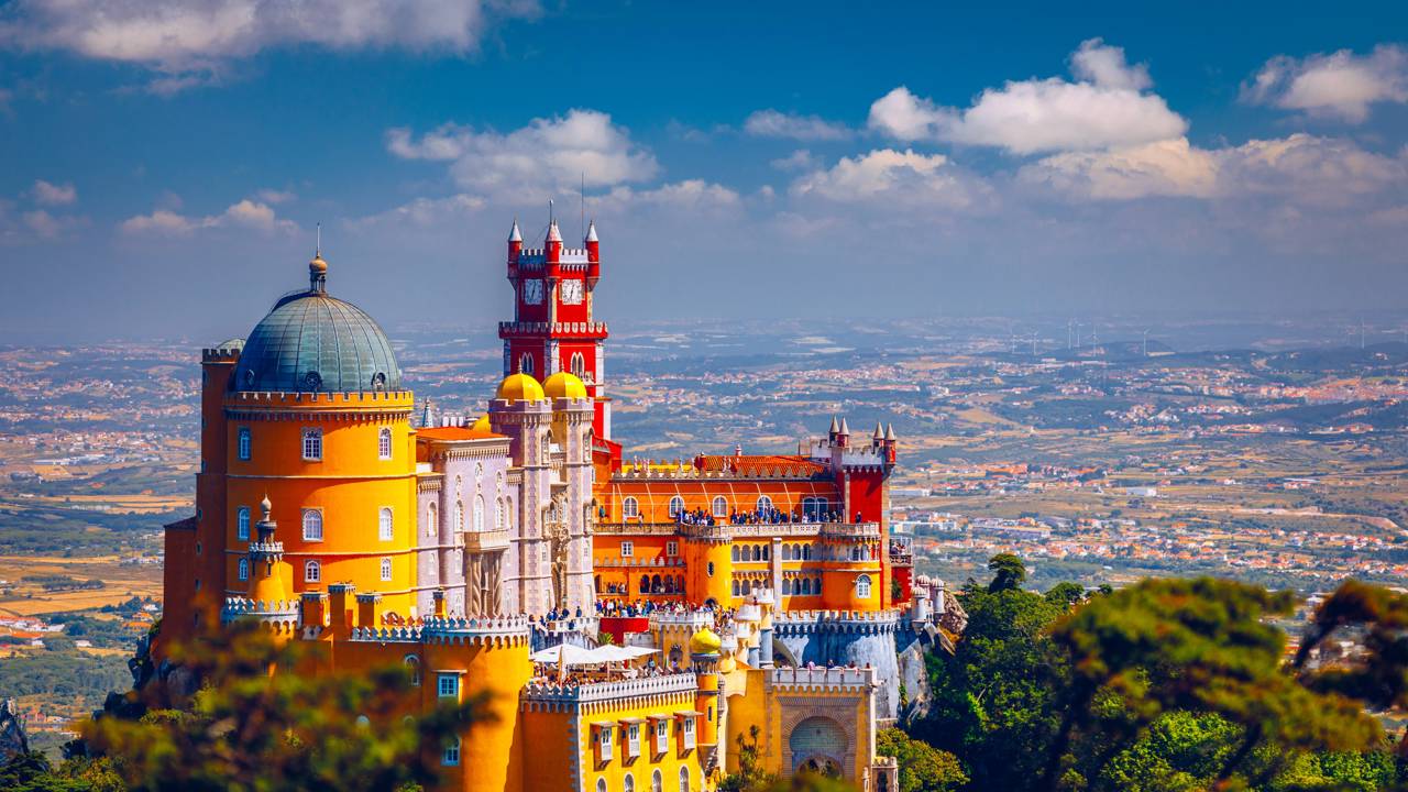Com suas cores vibrantes e arquitetura de 1854, o Palácio da Pena em Sintra tornou-se o maior expoente do romantismo e um marco histórico de Portugal