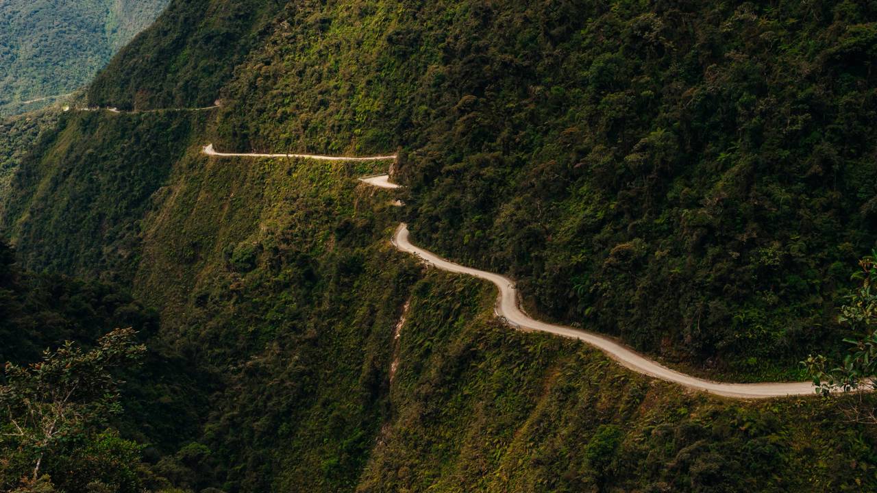 Estrada na Bolívia ganha fama por seus precipícios, pois o trajeto de 64 km que desce 3.600 metros virou a rota mais perigosa e temida de todo o mundo