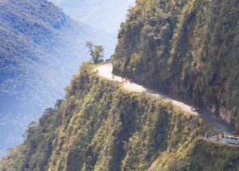 A Estrada da Morte vira turismo de bicicleta com descida em declive, guias experientes e paisagens que mudam a cada curva