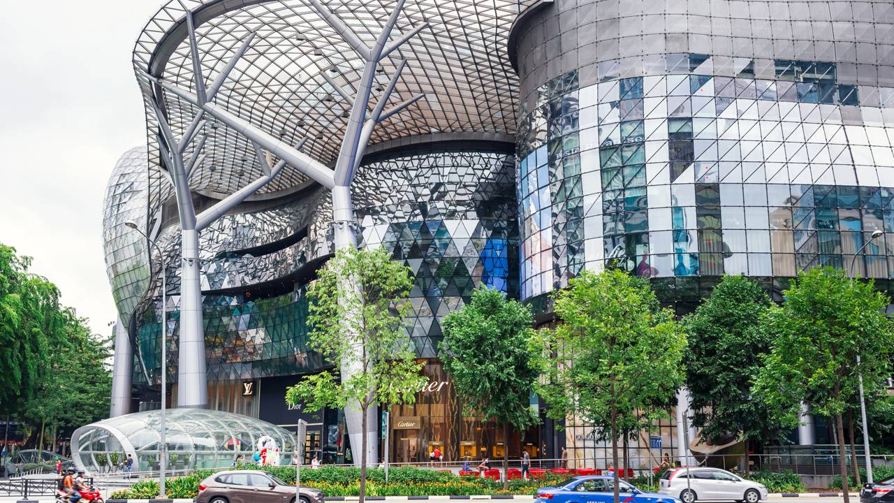 Rua em Cingapura ganha fama por seus 2,2 km de luxo, pois seus shoppings e jardins futuristas viraram o maior centro comercial de toda a Ásia