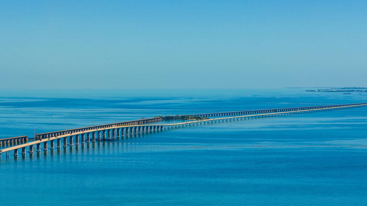 Estrada com 182 km que liga a Flórida a ilhas tropicais parece flutuar sobre o mar