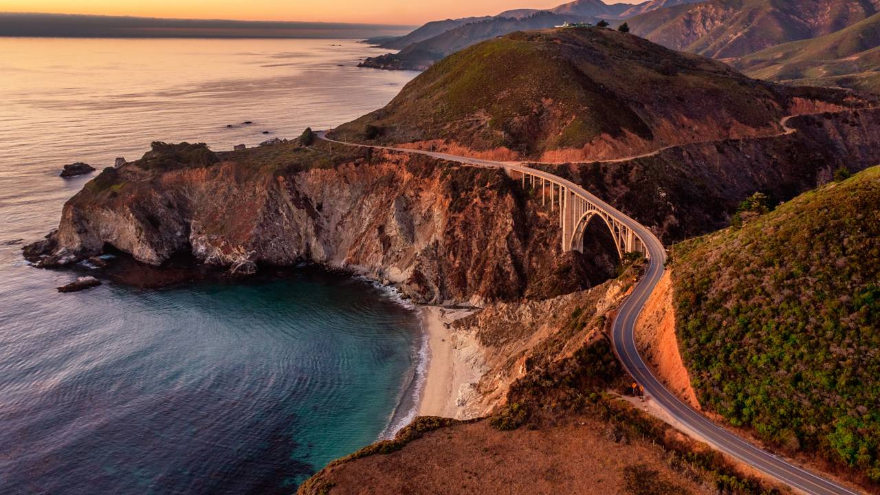 As estradas mais bonitas do mundo reúnem mar aberto curvas dramáticas e sensação de viagem de cinema