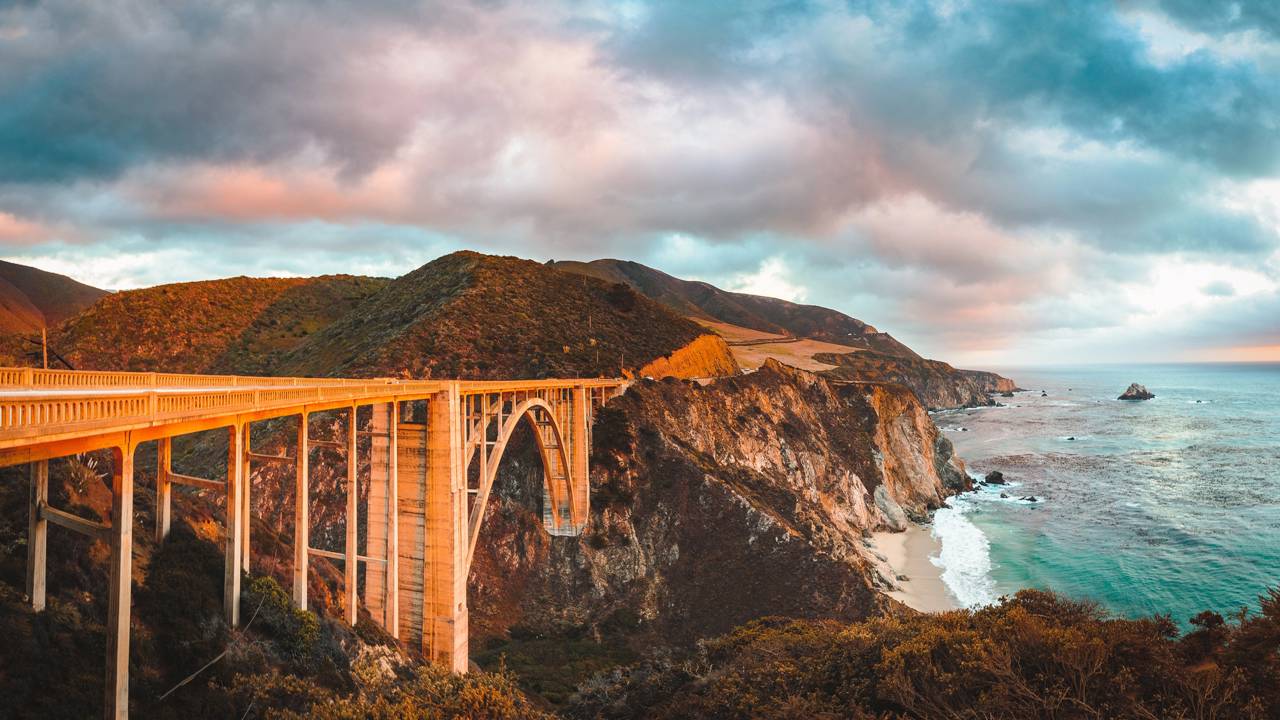 As estradas mais bonitas do mundo reúnem mar aberto curvas dramáticas e sensação de viagem de cinema