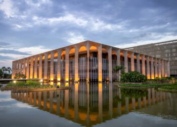Com espelhos d’água e 3 mil obras de arte, esse edifício é símbolo da diplomacia e da modernidade brasileira