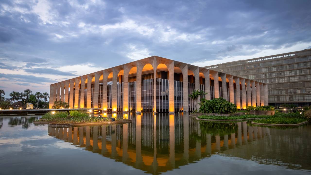 Com espelhos d’água e 3 mil obras de arte, esse edifício é símbolo da diplomacia e da modernidade brasileira