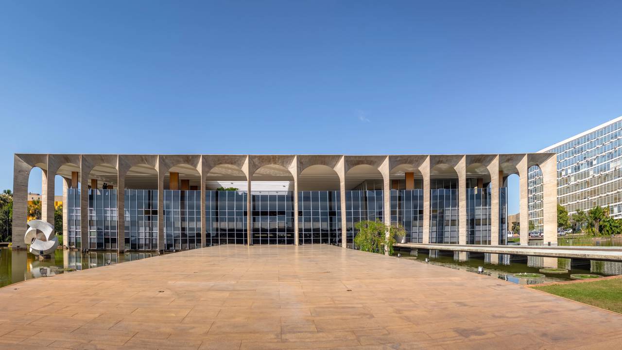 Com espelhos d’água e 3 mil obras de arte, esse edifício é símbolo da diplomacia e da modernidade brasileira
