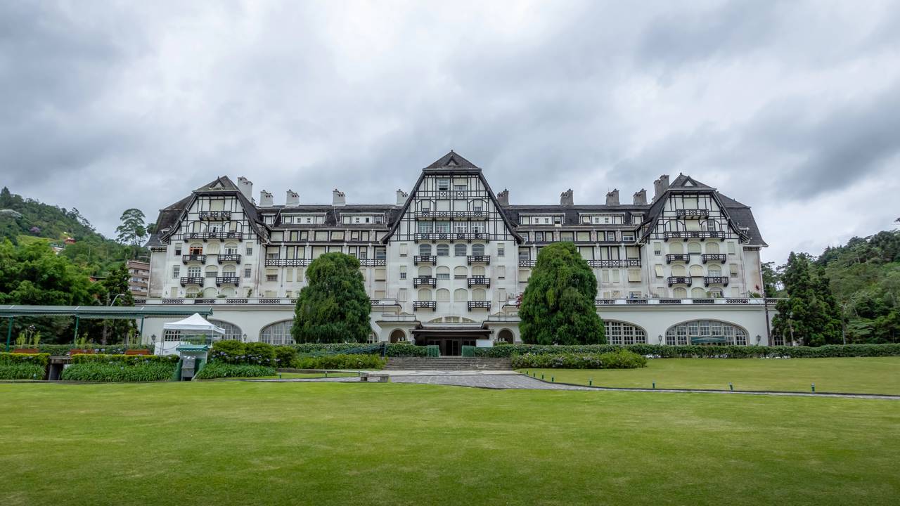 Com 50 mil metros quadrados e uma cúpula de 30 metros de altura, o palácio de 1944 em Petrópolis tornou-se o maior ícone do luxo e da hotelaria clássica do Brasil