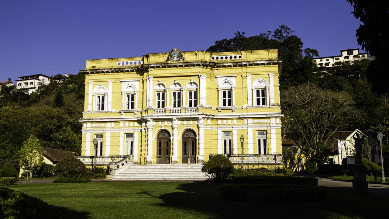 Com sua fachada de 1889 e jardins luxuosos, o palácio neoclássico virou a residência oficial de verão da presidência e um marco de Petrópolis