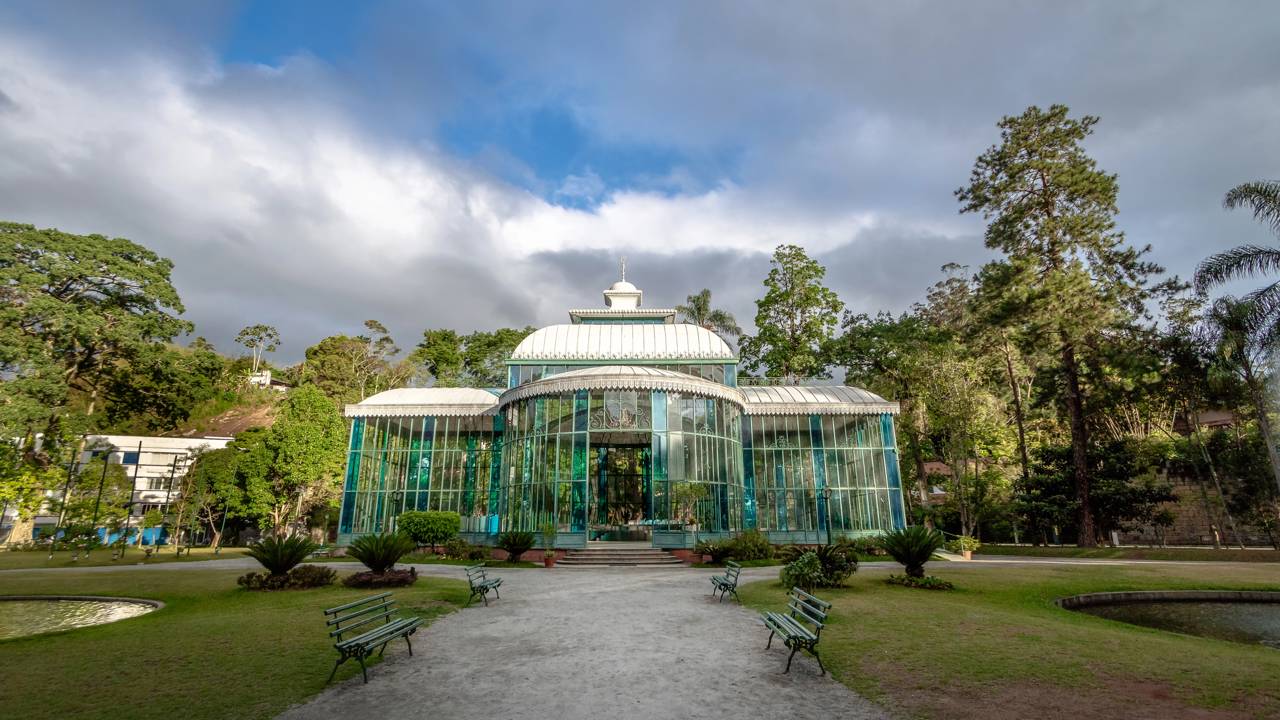 Com sua estrutura de ferro e vidro vinda da França em 1884, o palácio de Petrópolis tornou-se o maior ícone da elegância imperial na região serrana