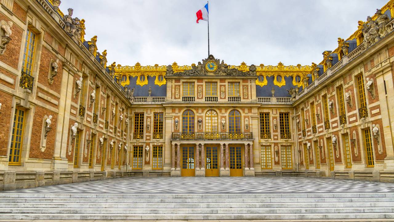 Com 700 cômodos e jardins de 800 hectares, o palácio de 1682 tornou-se a obra-prima do luxo absoluto e o maior ícone da monarquia francesa