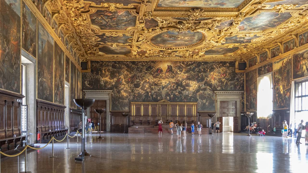 Com sua fachada gótica veneziana de 1340 e salões luxuosos, o palácio dos doges tornou-se o maior símbolo do poder e da história da antiga Veneza