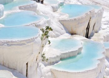 Piscina de "Algodão": as termas naturais de Pamukkale parecem neve, mas são terraços de calcário branco com águas quentes e curativas