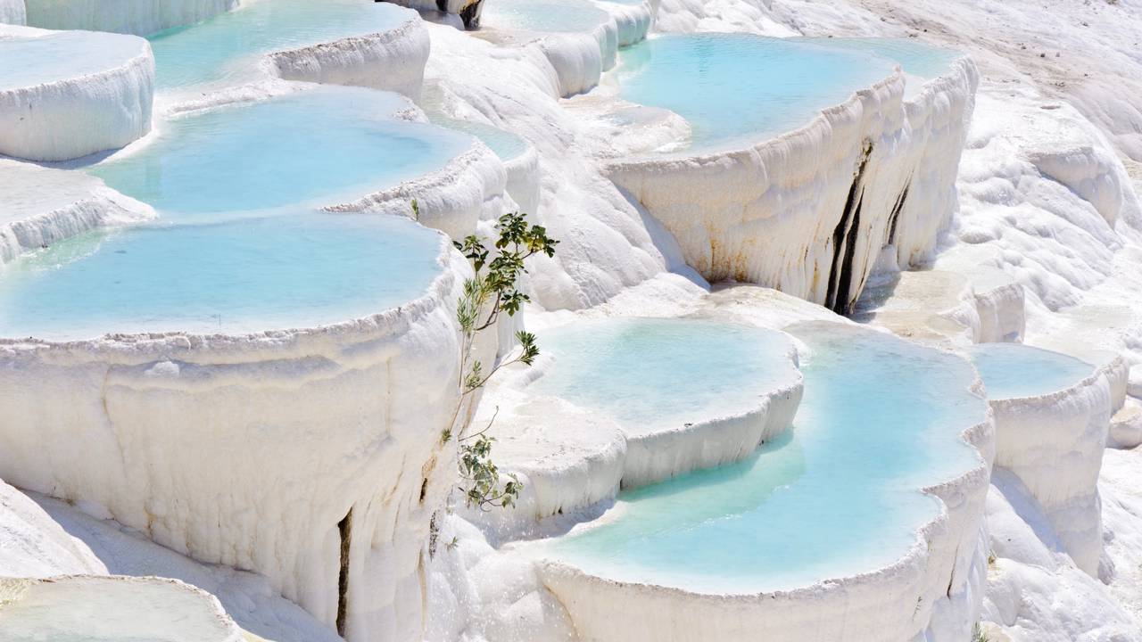 Piscina de "Algodão": as termas naturais de Pamukkale parecem neve, mas são terraços de calcário branco com águas quentes e curativas