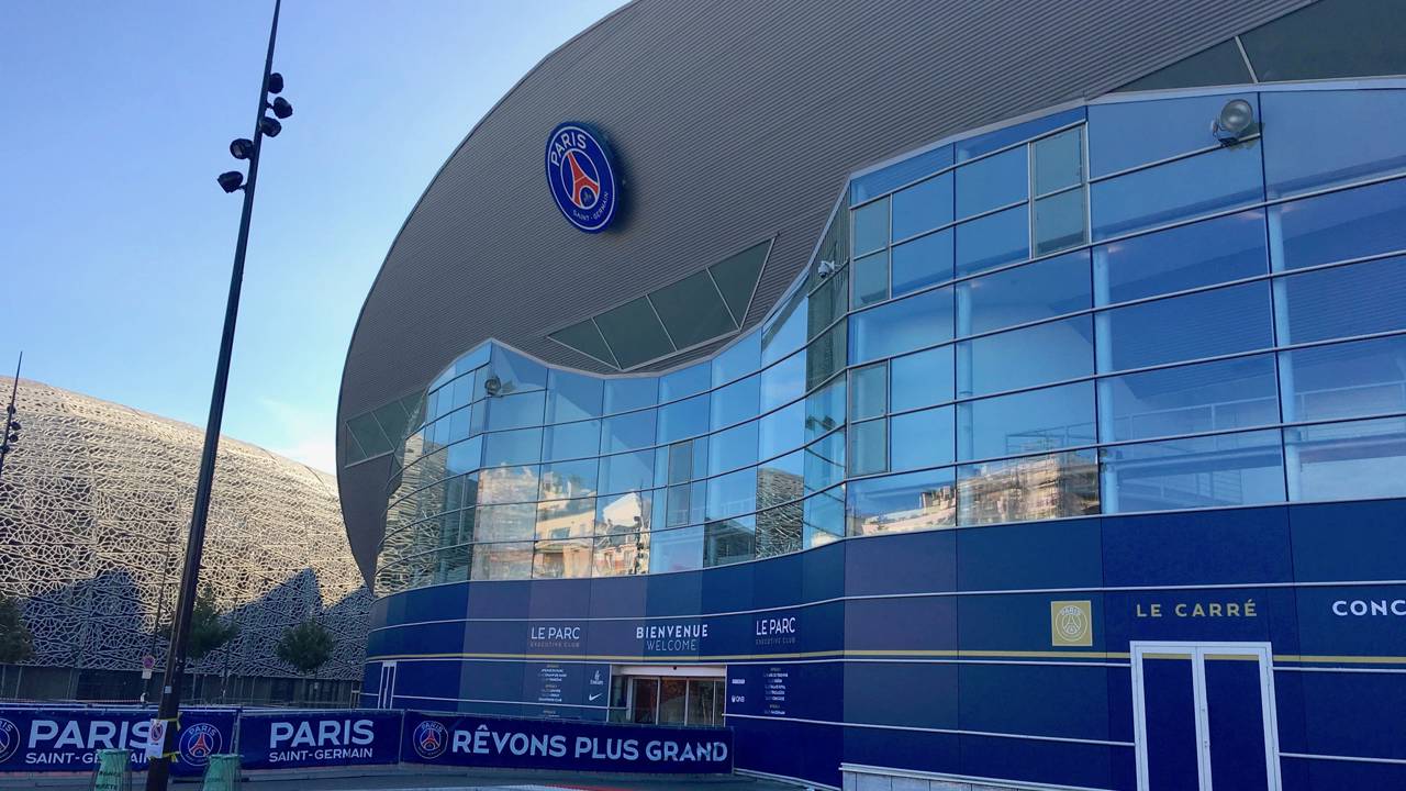 Com capacidade para 47.929 torcedores e estrutura de 1972, o Parc des Princes tornou-se o coração pulsante do futebol e o lar oficial do PSG em Paris