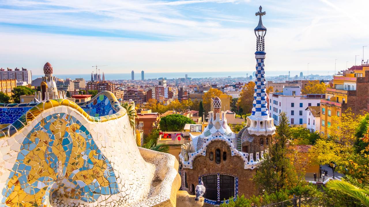 Com seus mosaicos coloridos e formas orgânicas de Gaudí, o parque de 1914 tornou-se a obra-prima do modernismo e o maior mirante turístico de Barcelona
