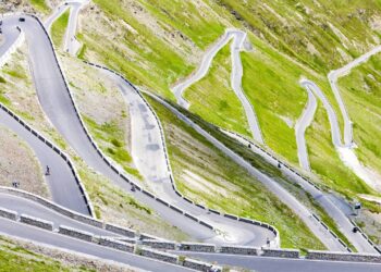 Com 48 curvas e 2.757 metros de altitude, essa estrada desafia motoristas e encanta com paisagens dos Alpes italianos