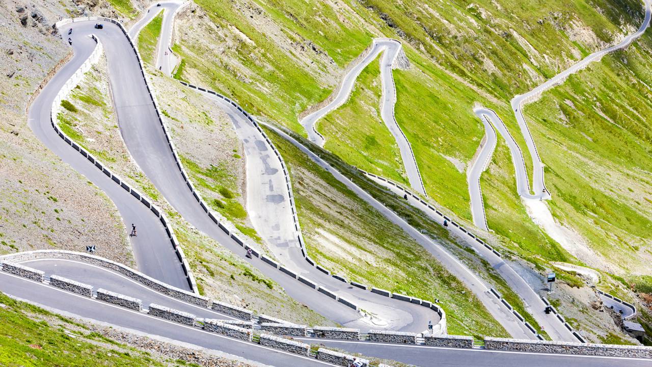 Com 48 curvas e 2.757 metros de altitude, essa estrada desafia motoristas e encanta com paisagens dos Alpes italianos