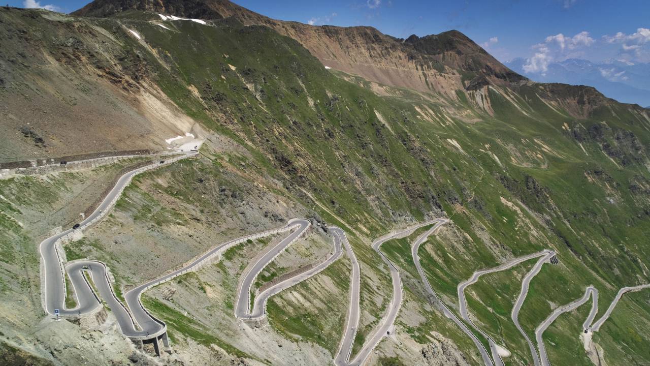 Com 48 curvas e 2.757 metros de altitude, essa estrada desafia motoristas e encanta com paisagens dos Alpes italianos