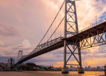 Com 821 metros e estrutura pênsil, essa ponte construída em 1926 e reaberta em 2019, une técnica, história e turismo em Santa Catarina