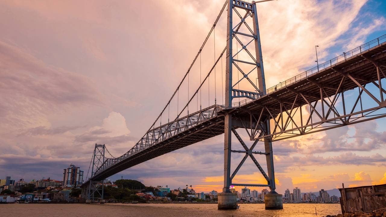 Com 821 metros e estrutura pênsil, essa ponte construída em 1926 e reaberta em 2019, une técnica, história e turismo em Santa Catarina
