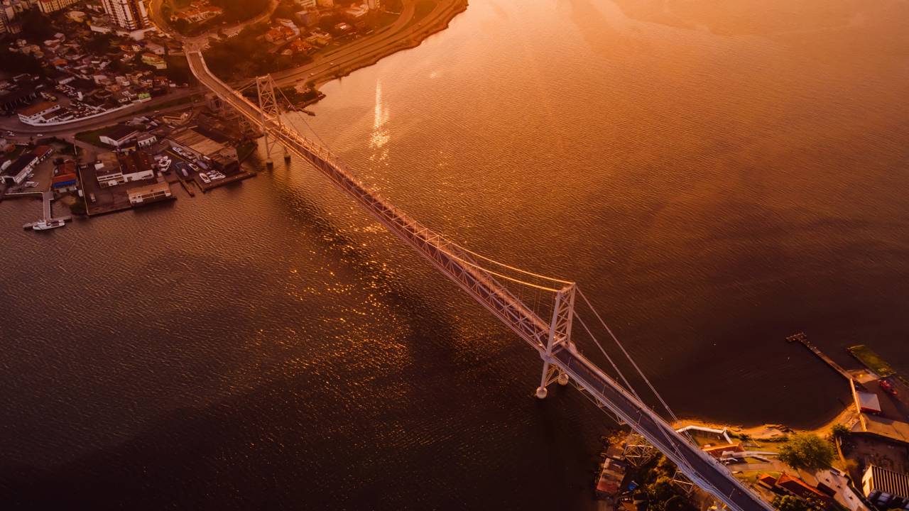 Com 821 metros e estrutura pênsil, essa ponte construída em 1926 e reaberta em 2019, une técnica, história e turismo em Santa Catarina