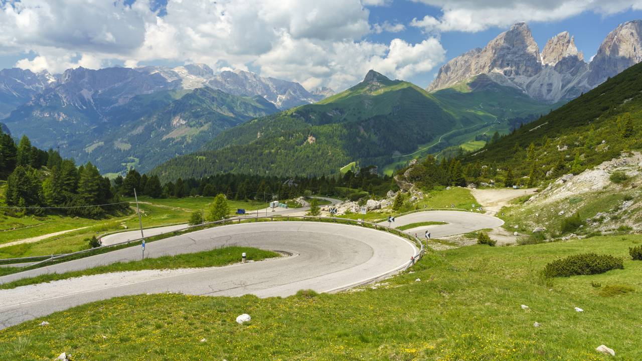 Estrada na Itália ganha fama por suas curvas a 2.239 metros de altitude, pois o trajeto de 1901 possui 33 voltas fechadas no coração das Dolomitas