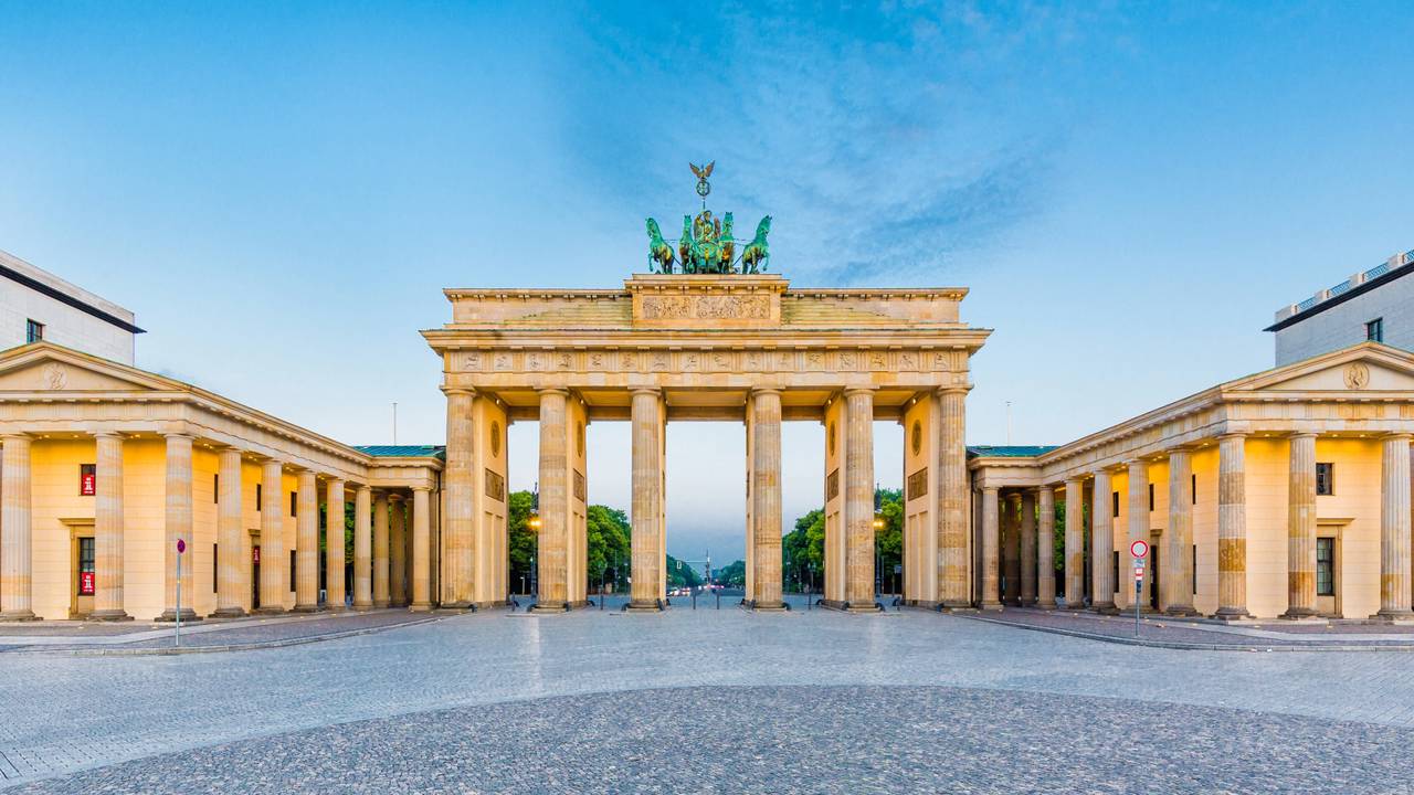 Com 26 metros de altura e colunas de 1791, o Portão de Brandemburgo tornou-se o maior símbolo da paz e da história da unificação alemã em Berlim
