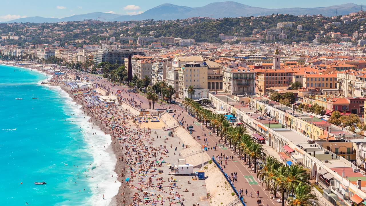 Avenida em Nice ganha fama mundial por sua orla, pois seus 7 km de extensão beirando o Mediterrâneo viraram o maior símbolo do luxo na Riviera Francesa