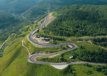 Com 11 mil km quilômetros, rodovia mais longa da Rússia atravessa montanhas geladas, florestas e cidades industriais