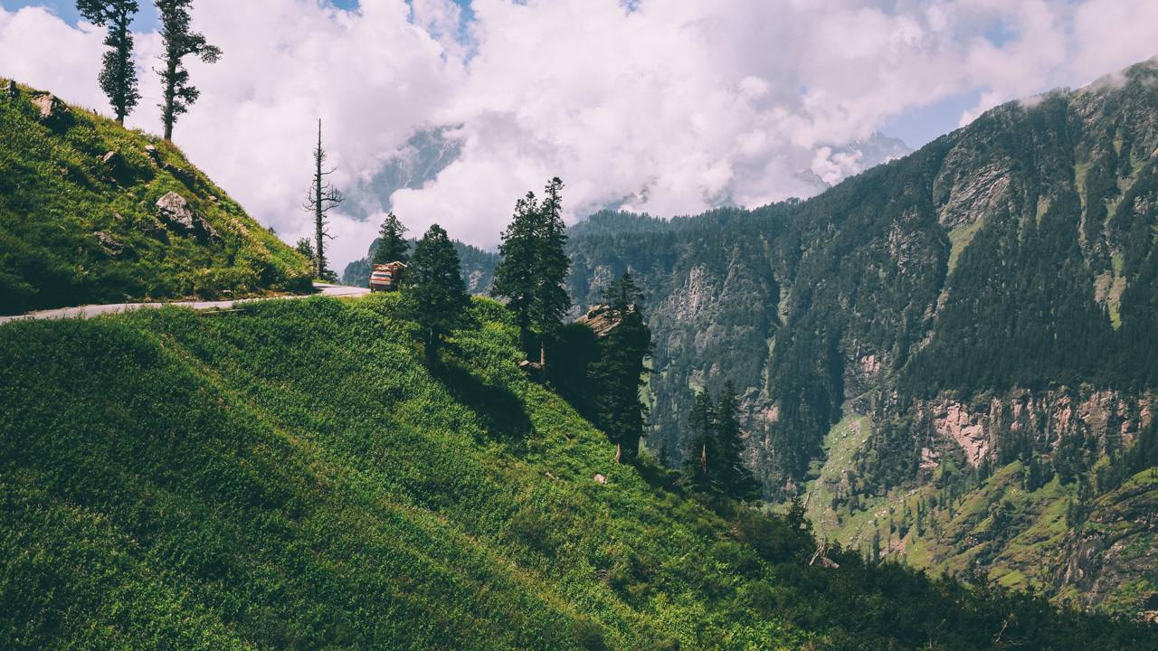 Passagem na Índia ganha fama por seus 3.978 metros de altitude, pois o trajeto de neve e lama desafia a engenharia no coração do Himalaia
