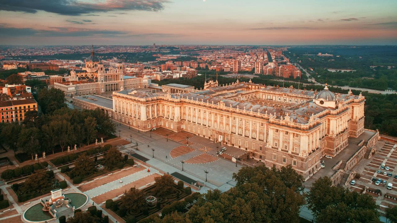 Com 3.418 salas e 135.000 metros quadrados, o palácio real de Madrid, de 1735, tornou-se a maior residência real da Europa e um tesouro da arquitetura barroca