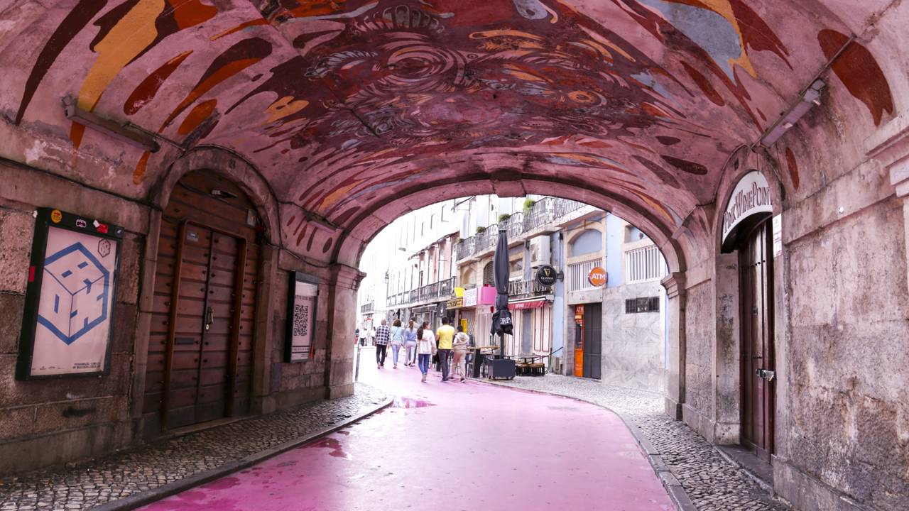Rua de Lisboa ganha fama pelo asfalto colorido, pois a pintura rosa de 2011 transformou o reduto boêmio no maior ponto turístico do Cais do Sodré
