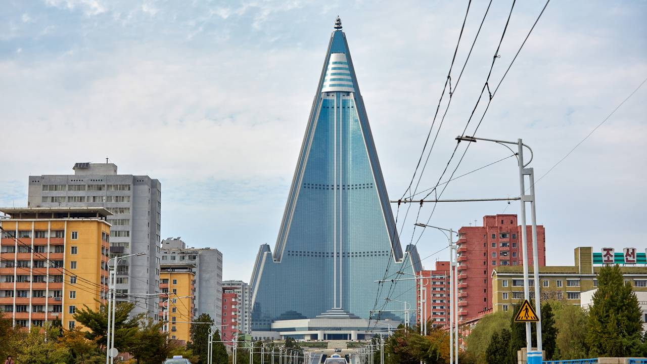 O 'Hotel da Perdição': a pirâmide de 105 andares construída pela Coreia do Norte que ficou abandonada por 30 anos, esvaziou os cofres do país e até hoje é um mistério