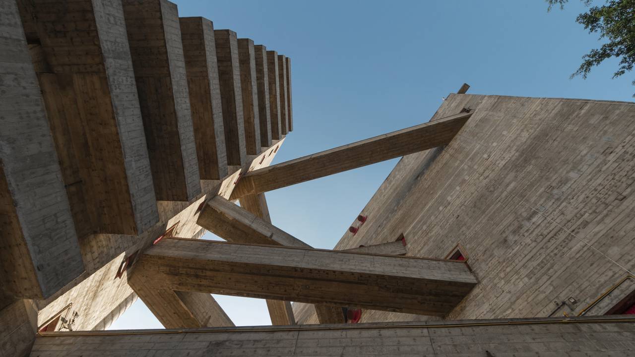 Com pátios abertos, passarelas elevadas e concreto aparente, esse projeto virou símbolo da arquitetura brasileira