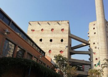 Com pátios abertos, passarelas elevadas e concreto aparente, esse projeto virou símbolo da arquitetura brasileira