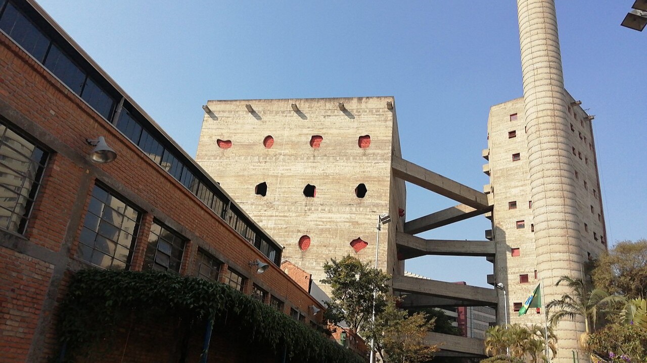 Com pátios abertos, passarelas elevadas e concreto aparente, esse projeto virou símbolo da arquitetura brasileira